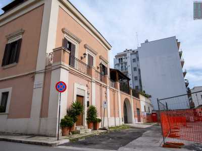 La dimora sembra come divisa in due. La parte anteriore ha una facciata dal colore salmone con finiture bianche ed � contraddistinta da tre ampi finestroni architravati con persiane scure...